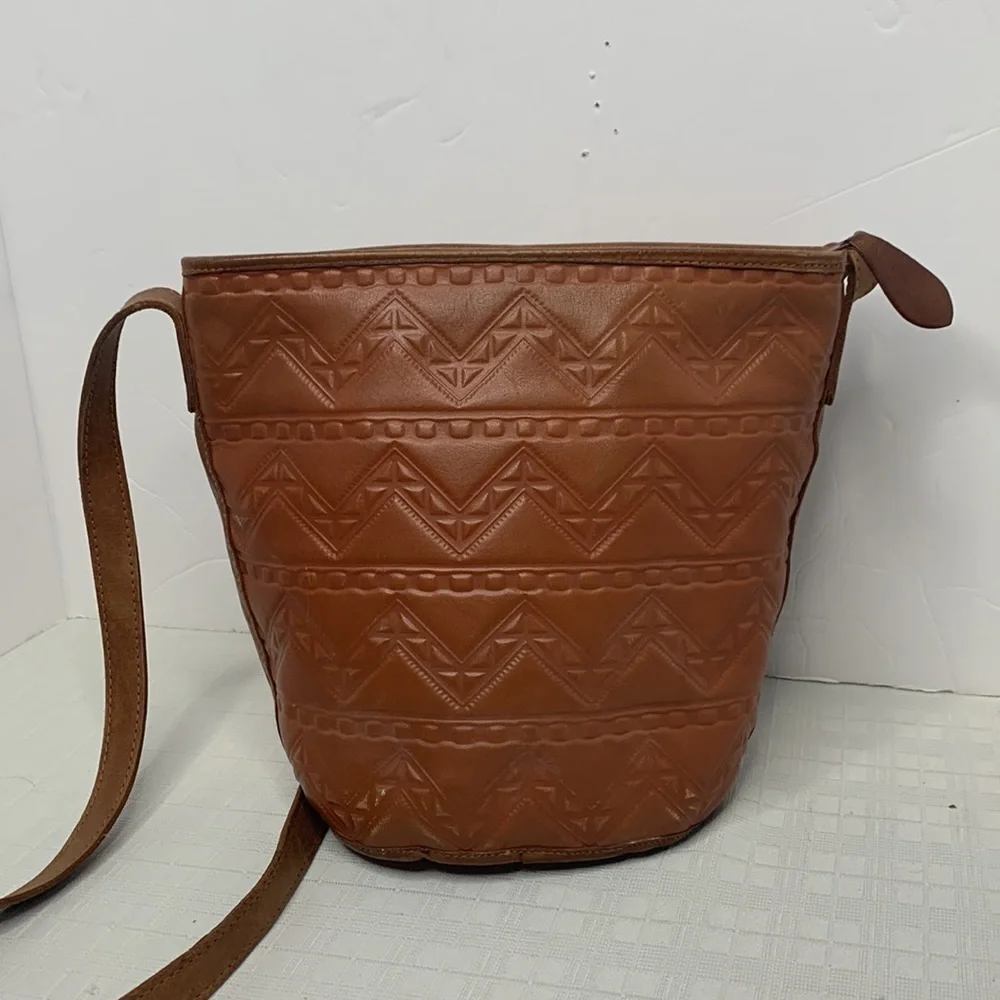 UNSIA MADE IN URUGUAY leather bucket style zip top bag